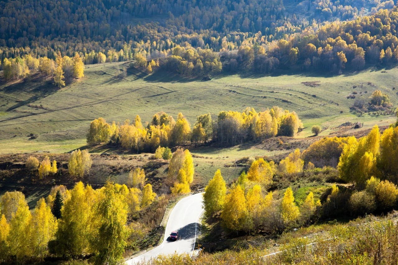 天山脚下，新疆儿女的美丽家园